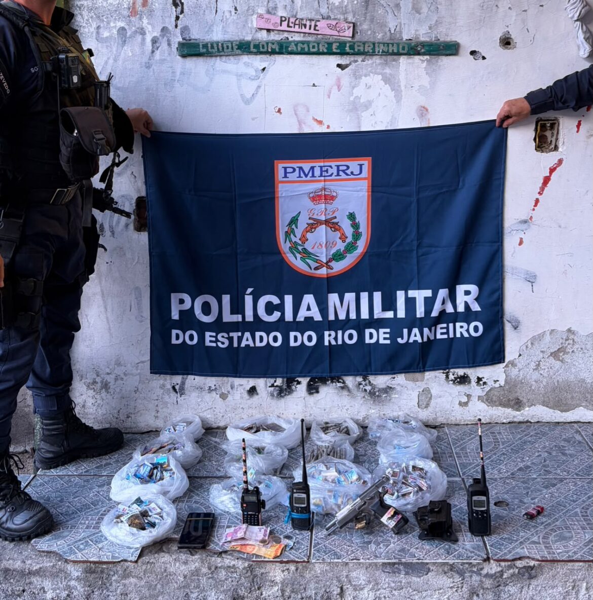 tres-homens-presos-por-trafico-de-drogas-e-porte-ilegal-de-arma-em-niteroi tres-homens-presos-por-trafico-de-drogas-e-porte-ilegal-de-arma-em-niteroi