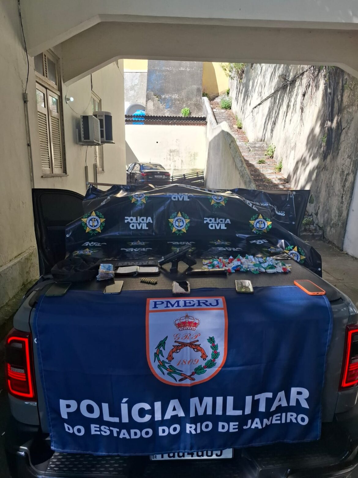 seis-homens-presos-por-trafico-de-drogas-e-porte-ilegal-de-arma-em-niteroi seis-homens-presos-por-trafico-de-drogas-e-porte-ilegal-de-arma-em-niteroi