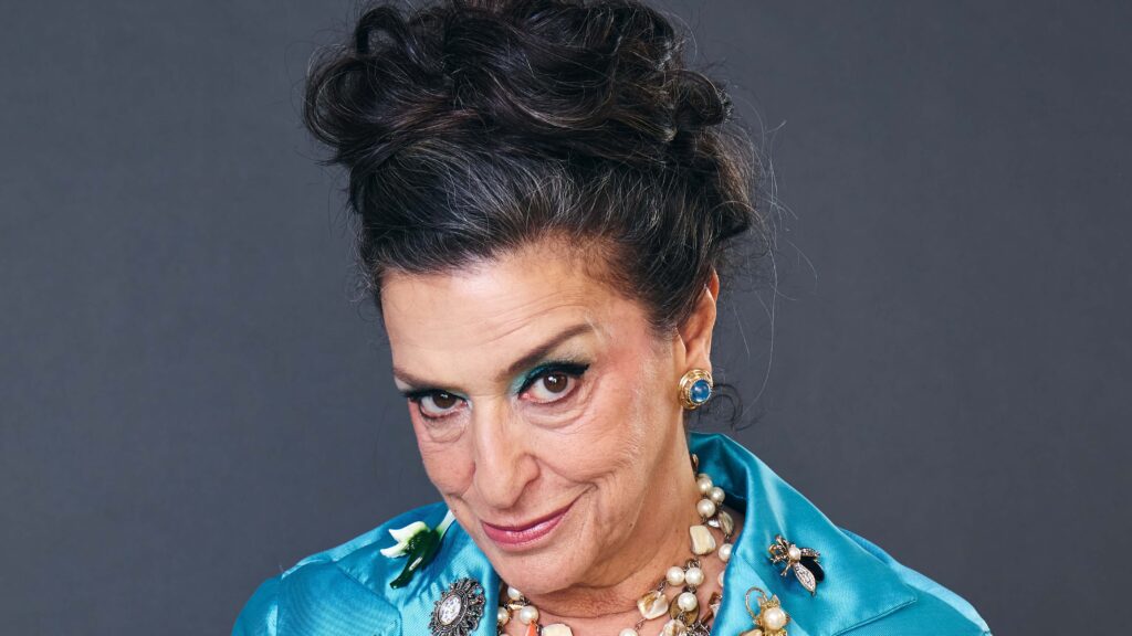 Grace Gianoukas estreia "Dora", comédia inédita de Thereza Falcão, no Teatro dos Quatro 198 1 Grace Gianoukas como Dora Credito fotografico Joao Pedro Hachiya