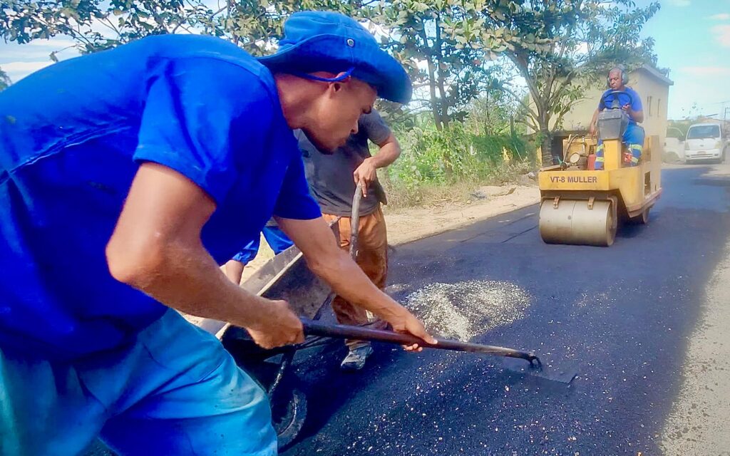 Prefeitura de Belford Roxo realiza obras de colocação de novo asfalto na Estrada Xerém no Recantus 162 2 ESTRADA XEREM JEOVANI CAMPOS
