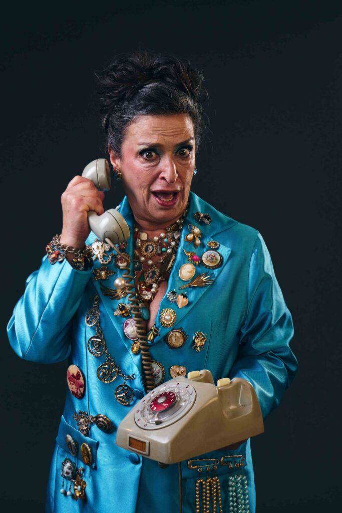 Grace Gianoukas estreia "Dora", comédia inédita de Thereza Falcão, no Teatro dos Quatro 193 2 Grace Gianoukas como Dora Credito fotografico Joao Pedro Hachiya