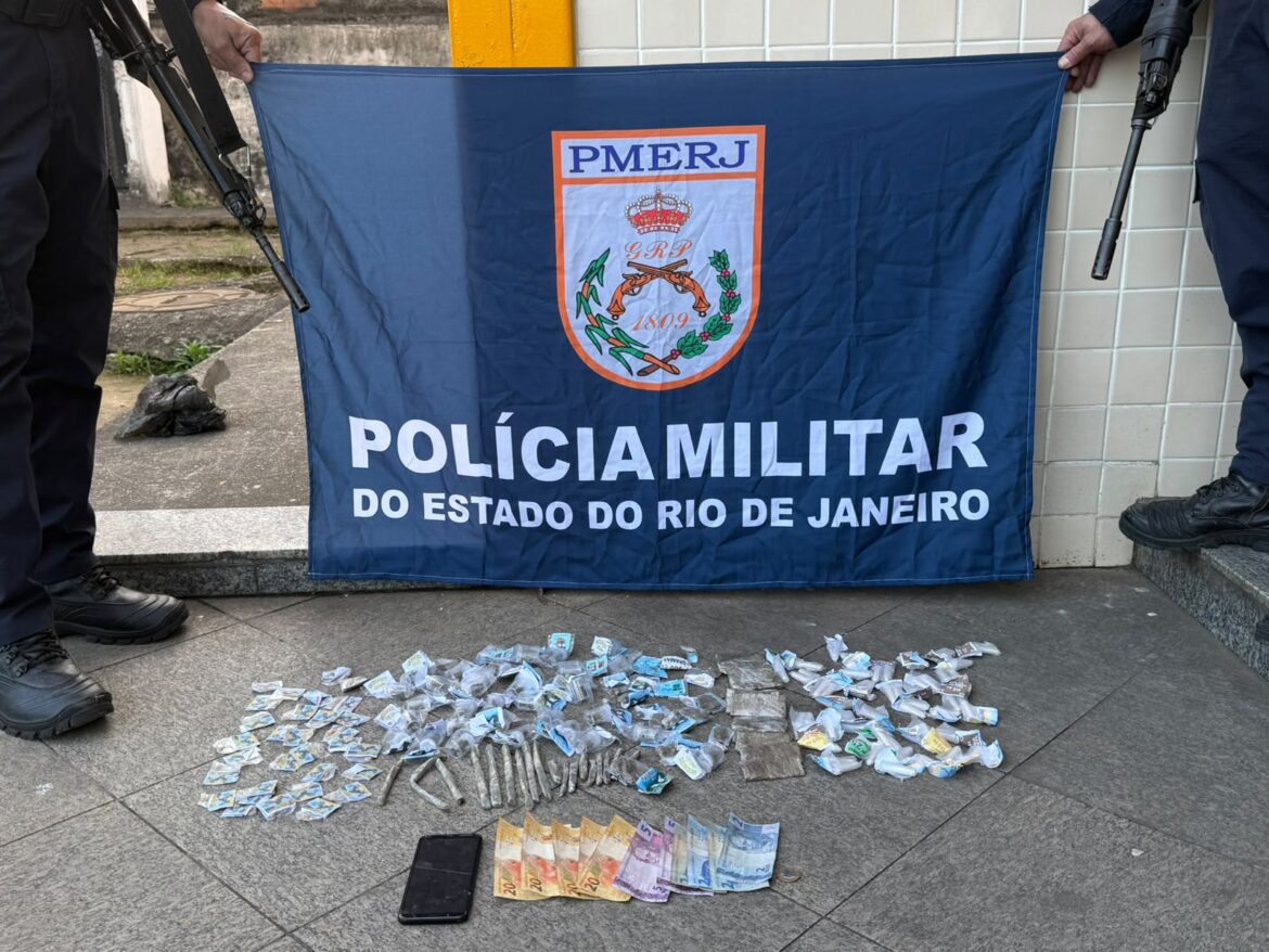 patrulhamento-do-12o-bpm-prende-jovem-por-trafico-no-barreto patrulhamento-do-12o-bpm-prende-jovem-por-trafico-no-barreto