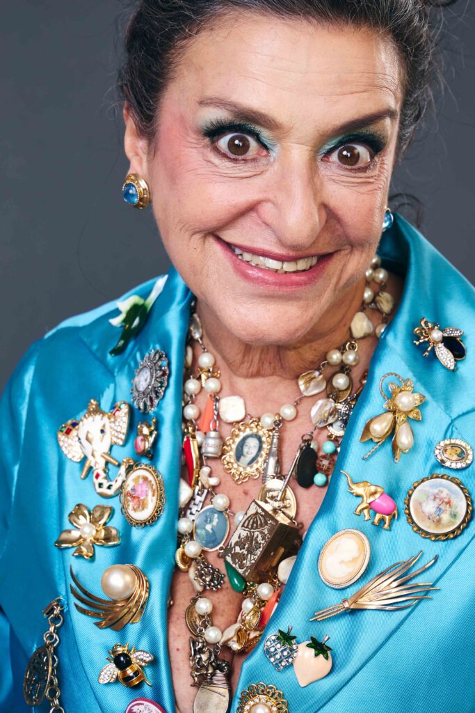 Grace Gianoukas estreia "Dora", comédia inédita de Thereza Falcão, no Teatro dos Quatro 196 4 Grace Gianoukas como Dora Credito fotografico Joao Pedro Hachiya