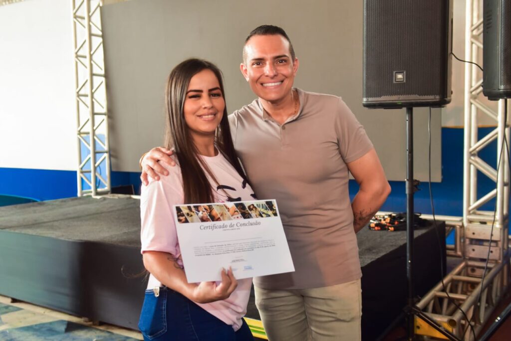 Secretaria de Assistência Social e Cidadania realiza formatura de 485 alunos dos Cursos de Qualificação Profissional dos CRAS 176 6 FORMATURA pamela e diogo bastos 14082026 DANIEL RUBAO