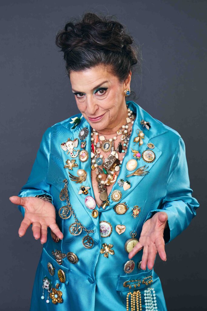 Grace Gianoukas estreia "Dora", comédia inédita de Thereza Falcão, no Teatro dos Quatro 195 6 Grace Gianoukas como Dora Credito fotografico Joao Pedro Hachiya