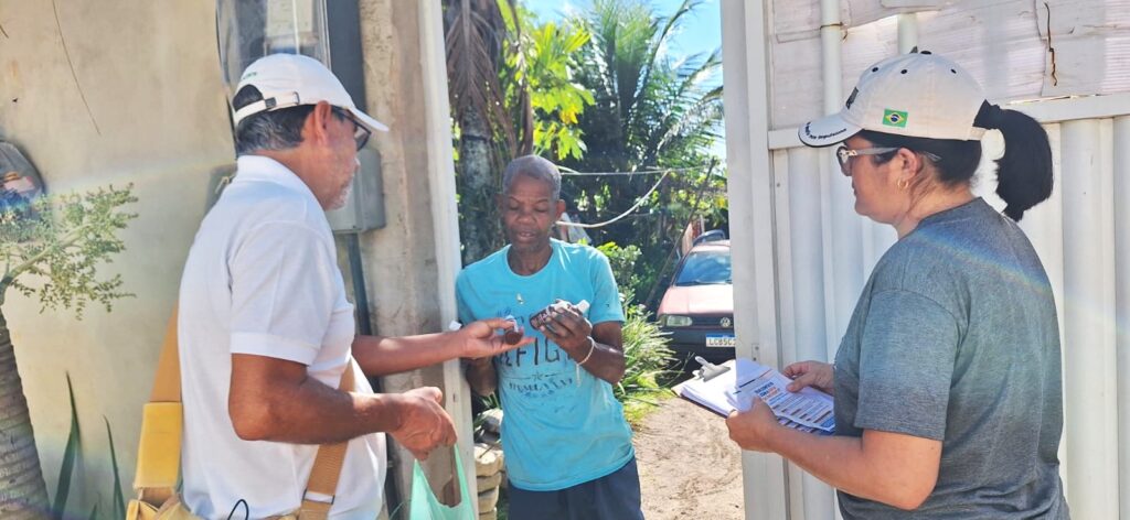 Vigilância em Saúde segue com ações especiais em áreas mais críticas 162 Equipes orientam sobre prevencao a dengue e outras arboviroses e distribuem hipoclorito Foto Divulgacao