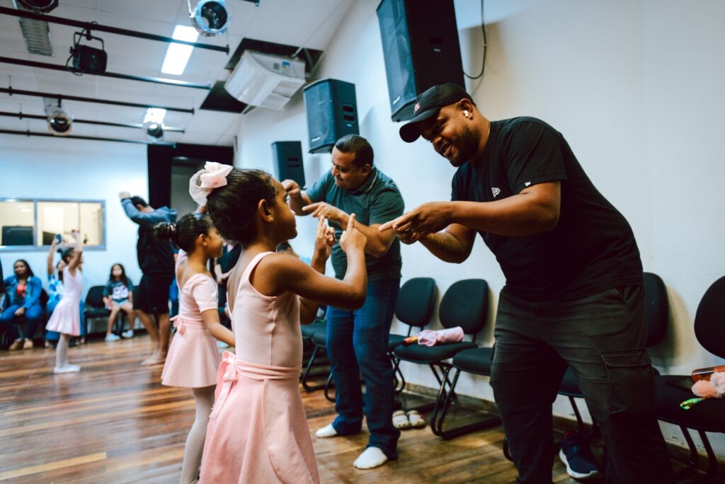 Famílias celebram o Dia dos Pais em aula especial de ballet em Itaboraí 176 Familias celebram o Dia dos Pais em aula especial de ballet em Itaborai 5