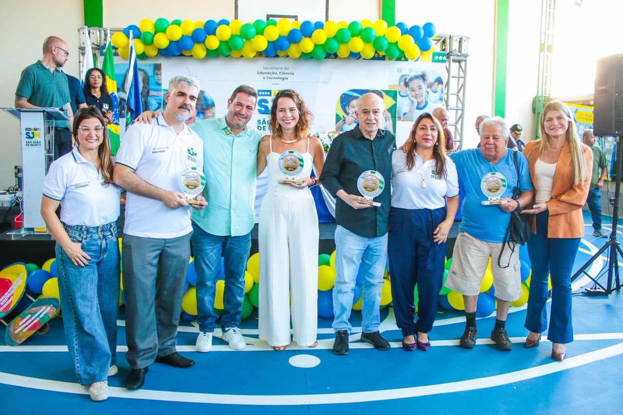 Meriti lança livro didático sobre história do município 162 Foto 2 O prefeito Leo Vieira de camisa verde esteve presente no lancamento do livro