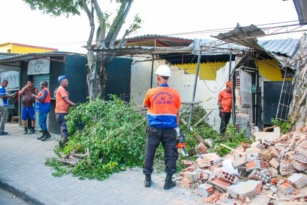 Defesa Civil de Meriti remove árvores e estruturas danificadas no Grande Rio 167 Foto 3 DefCivil