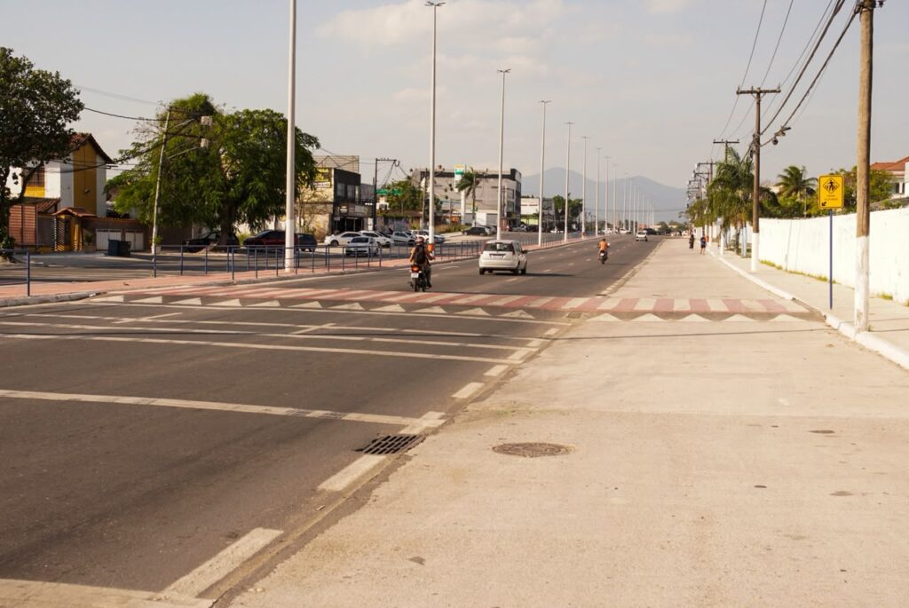 Prefeitura de Itaboraí avança na implantação de lombadas na Avenida 22 de Maio para reforçar a segurança no trânsito 170 Prefeitura de Itaborai avanca na implantacao de lombadas na Avenida 22 de Maio para reforcar a seguranca no transito 3