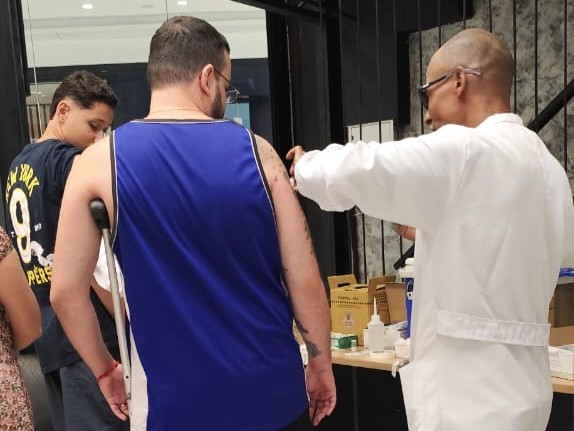 Prefeitura de Rio das Ostras promove vacinação no Shopping Plaza neste sábado 162 Vacinacao no shopping faz parte das acoes da Vigilancia para ampliar a cobertura vacinal Foto Divulgacao