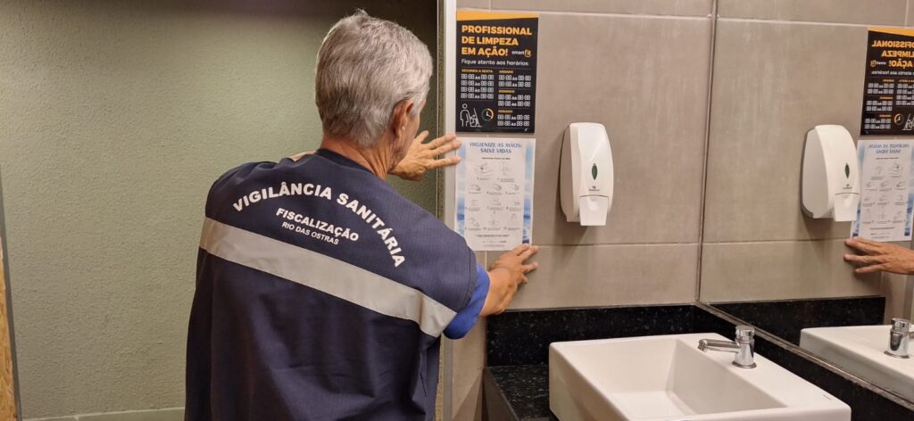 Trabalho da Vigilância Sanitária de Rio das Ostras prioriza proteção à Saúde Pública 167 Vigilancia Sanitaria percorre estabelecimentos orientando sobre legislacao higiene e praticas sanitarias Foto Divulgacao