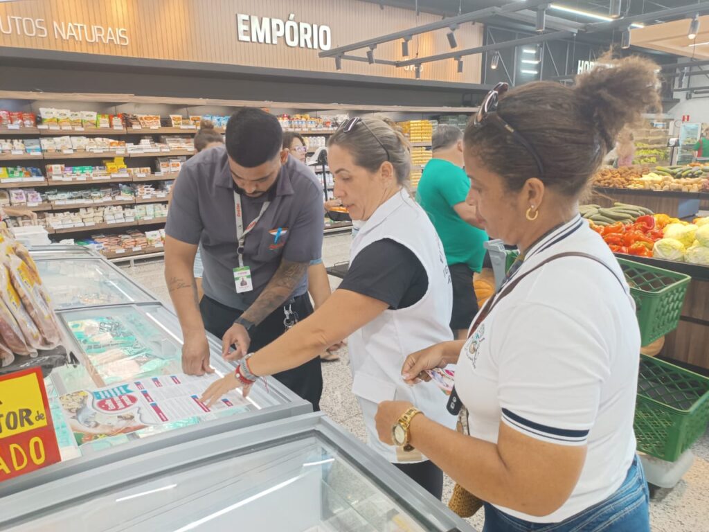 Trabalho da Vigilância Sanitária de Rio das Ostras prioriza proteção à Saúde Pública 166 Vigilancia Sanitaria visita estabelecimentos e orienta sobre qualidade de alimentos e outros produtos Foto Divulgacao