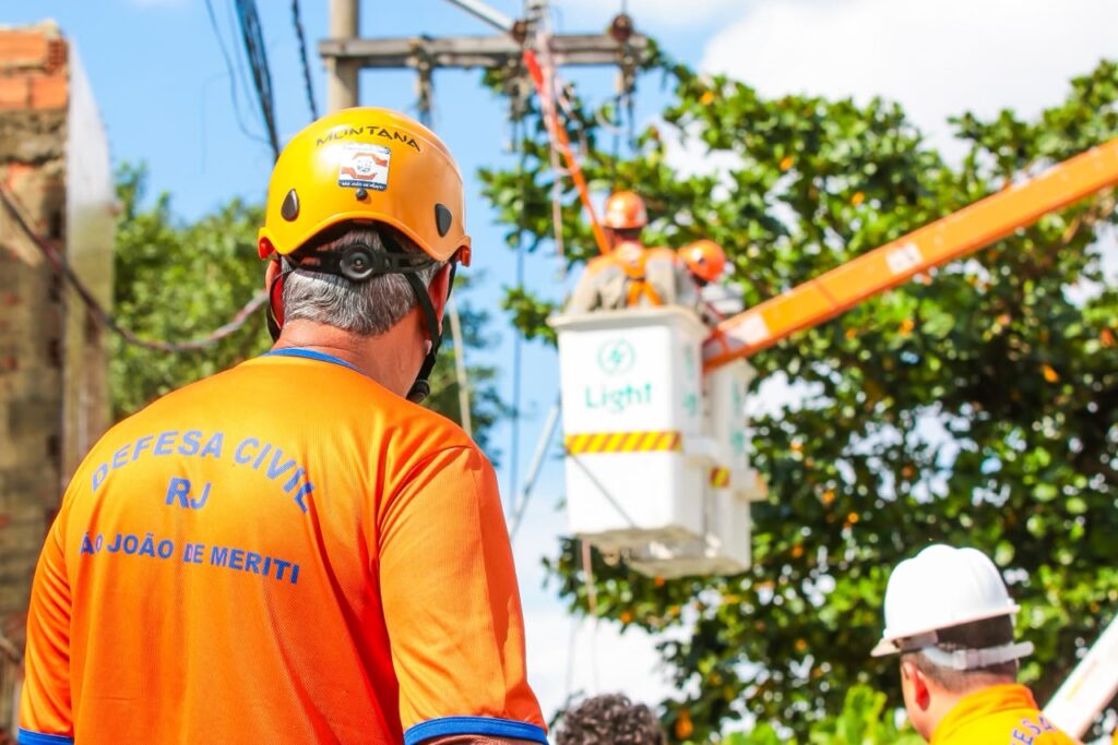 Prefeitura de Meriti realiza mutirão de ações na cidade após ventania 171 foto 1 equipes da defesa civil precisaram cortar as arvores para que a light pudesse fazer a religacao da energia