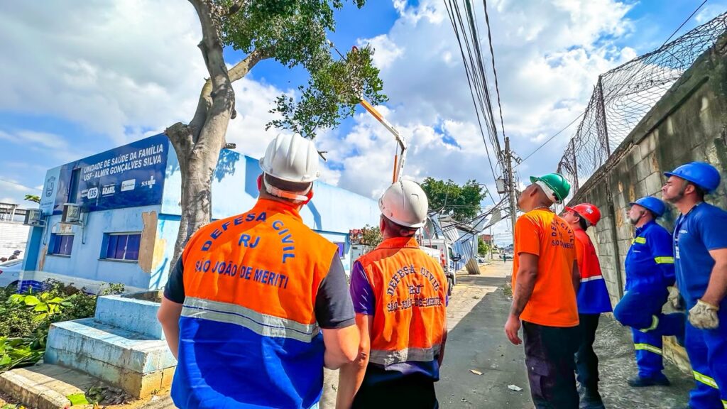 Prefeitura de Meriti realiza mutirão de ações na cidade após ventania 169 foto 4 as equipes da defesa civil atenderam as ocorrencias dos moradores