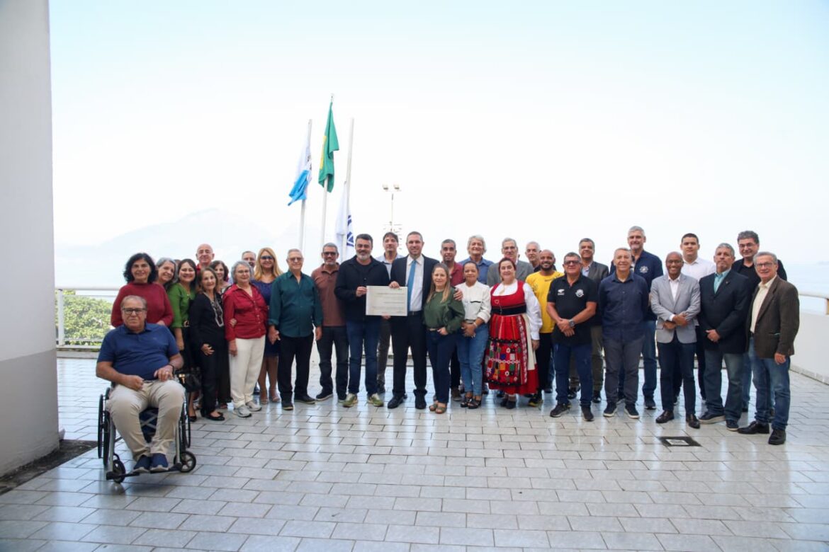 deputado-vitor-junior-homenageia-associacao-de-clubes-de-niteroi