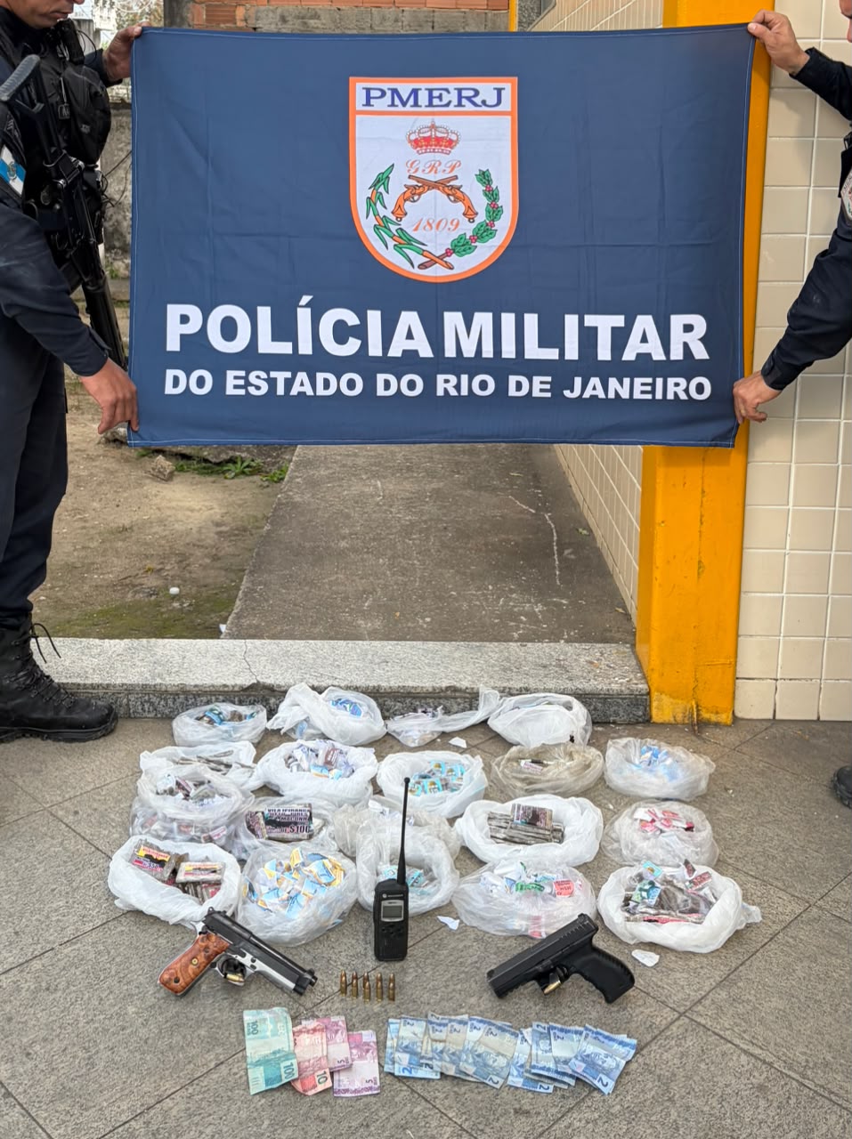 tres-homens-presos-por-trafico-de-drogas-e-porte-ilegal-de-armas-em-niteroi tres-homens-presos-por-trafico-de-drogas-e-porte-ilegal-de-armas-em-niteroi