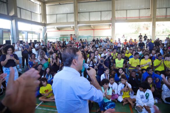 prefeito-rodrigo-neves-assina-ordem-de-inicio-da-reforma-e-ampliacao-do-parque-esportivo-e-social-do-caramujo prefeito-rodrigo-neves-assina-ordem-de-inicio-da-reforma-e-ampliacao-do-parque-esportivo-e-social-do-caramujo