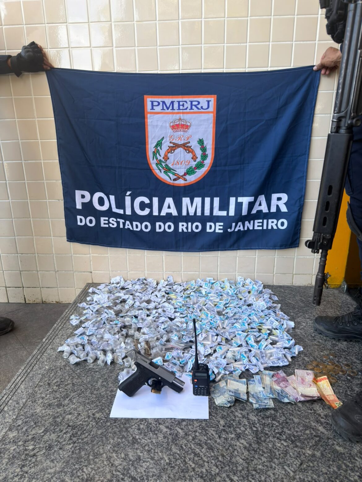 operacao-na-comunidade-do-caramujo-resulta-em-prisao-por-trafico-de-drogas