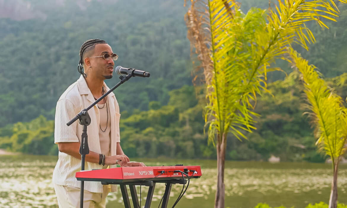 fenomeno-da-internet,-olyver-lanca-album-e-audiovisual-de-suas-versoes-em-ingles-de-sucessos-nacionais