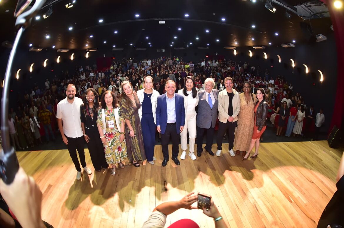 primeiro-dia-da-flin-reune-cerca-de-cinco-mil-pessoas-no-reserva-cultural,-em-niteroi primeiro-dia-da-flin-reune-cerca-de-cinco-mil-pessoas-no-reserva-cultural,-em-niteroi