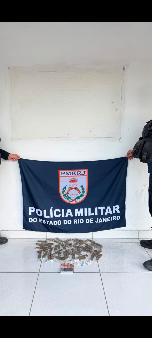 patrulhamento-do-12o-bpm-apreende-drogas-na-comunidade-do-zulu patrulhamento-do-12o-bpm-apreende-drogas-na-comunidade-do-zulu