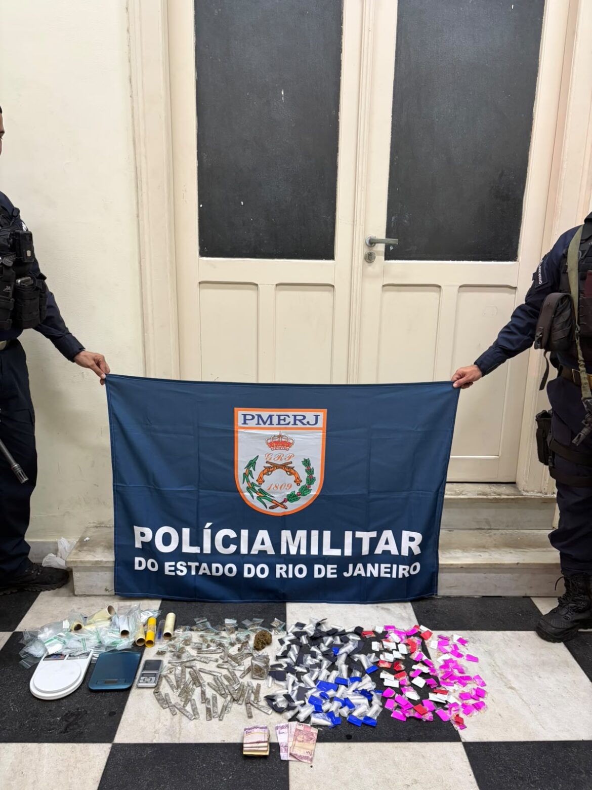 policia-militar-prende-suspeito-por-trafico-de-drogas-em-niteroi policia-militar-prende-suspeito-por-trafico-de-drogas-em-niteroi