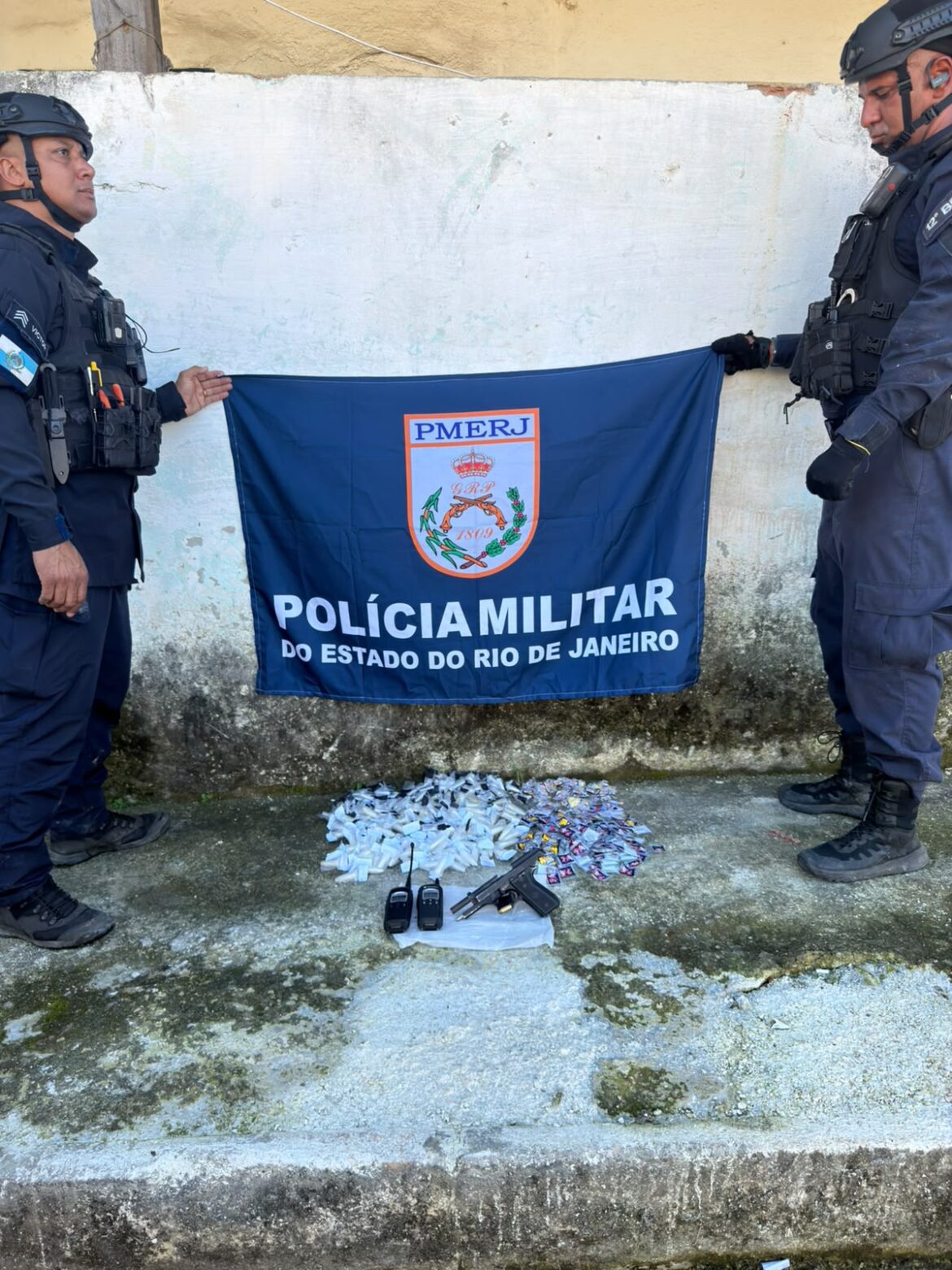 policia-militar-prende-suspeito-por-trafico-de-drogas-e-porte-ilegal-de-arma-em-niteroi policia-militar-prende-suspeito-por-trafico-de-drogas-e-porte-ilegal-de-arma-em-niteroi
