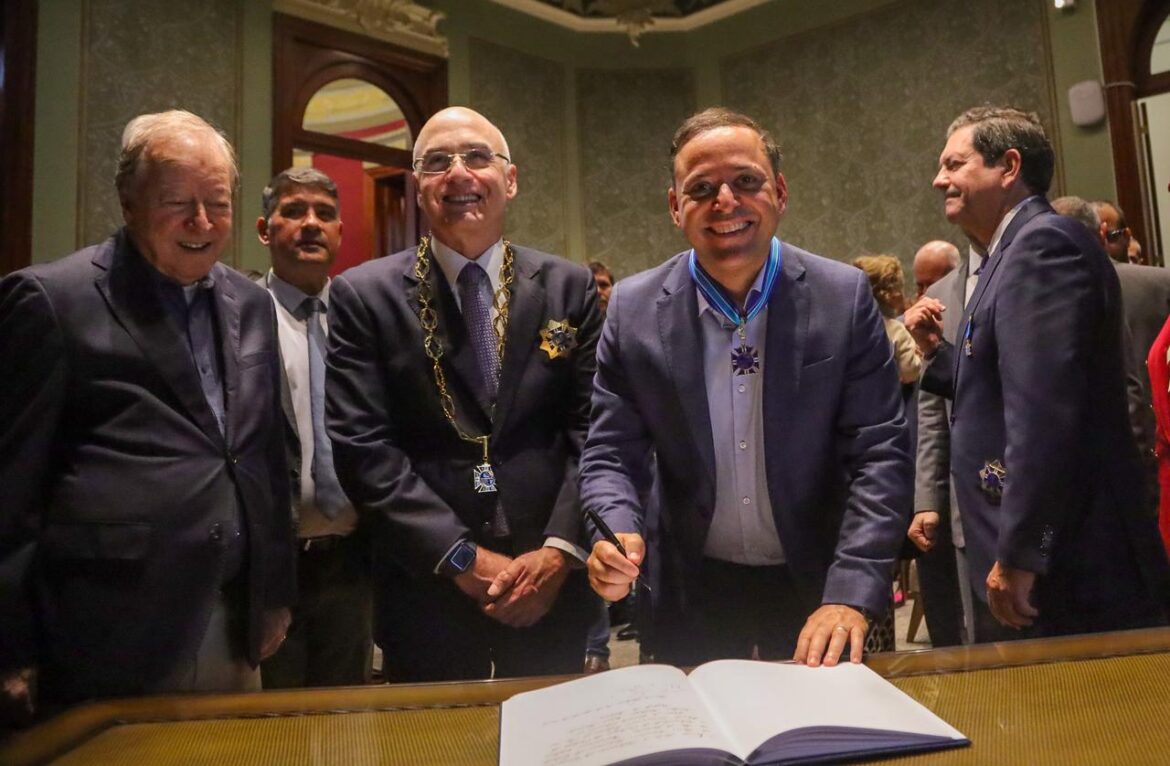 rodrigo-neves-recebe-ordem-do-merito-comercial-estacio-de-sa rodrigo-neves-recebe-ordem-do-merito-comercial-estacio-de-sa
