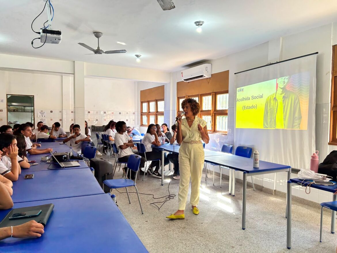 Ciclo de palestras orienta jovens sobre estágio e futuro profissional