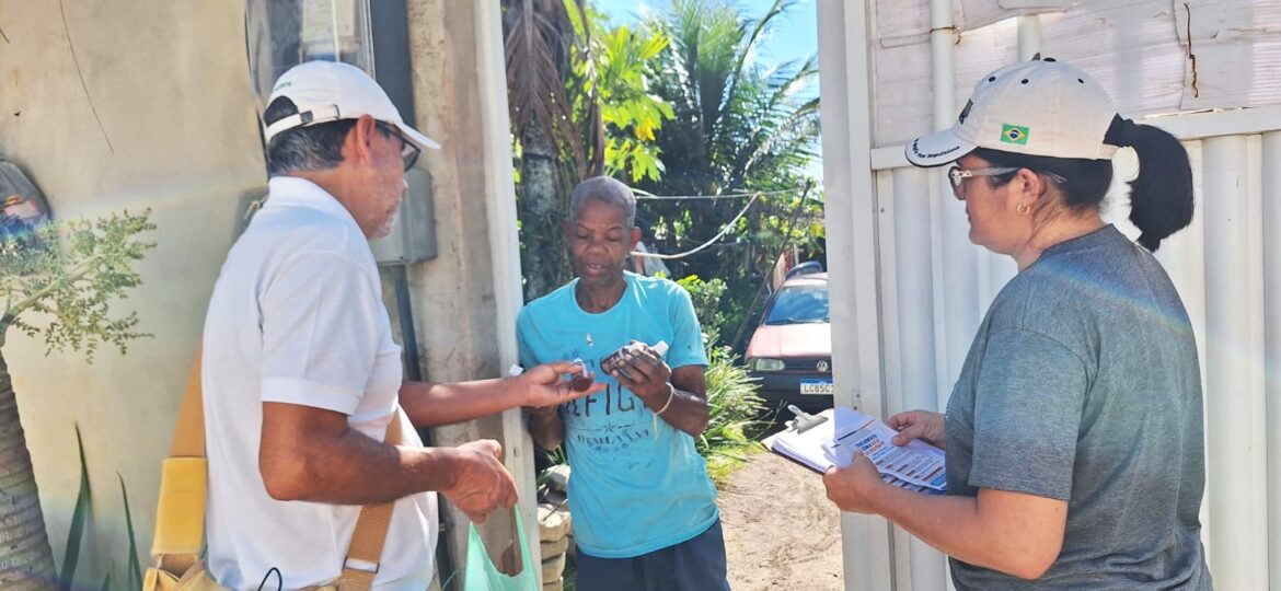 Equipes orientam sobre prevencao a dengue e outras arboviroses e distribuem hipoclorito Foto Divulgacao