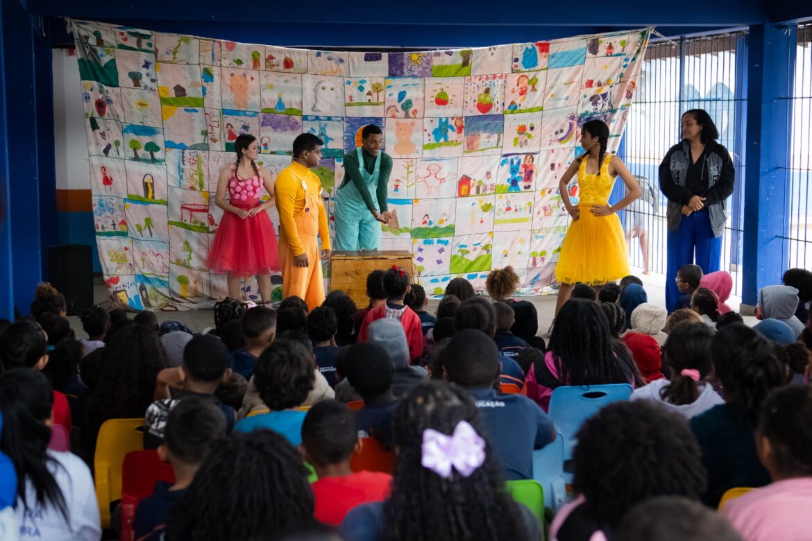 Projeto “Caixa que Conta” leva clássicos da literatura infantil a estudantes de Itaboraí