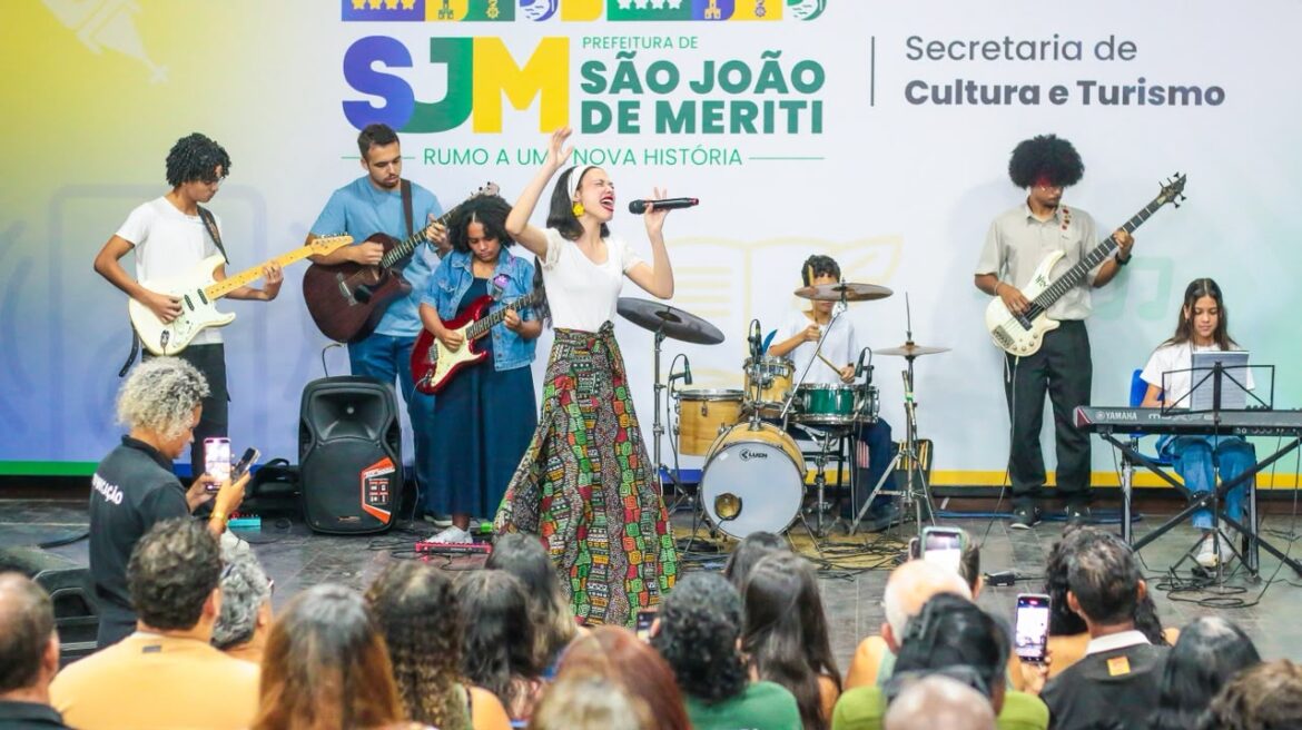 foto 1 – alunos se apresentaram para o publico no auditíorio do Centro Cultural Meritiense