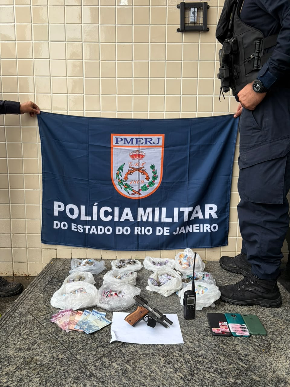 policia-militar-prende-dois-por-trafico-em-niteroi policia-militar-prende-dois-por-trafico-em-niteroi