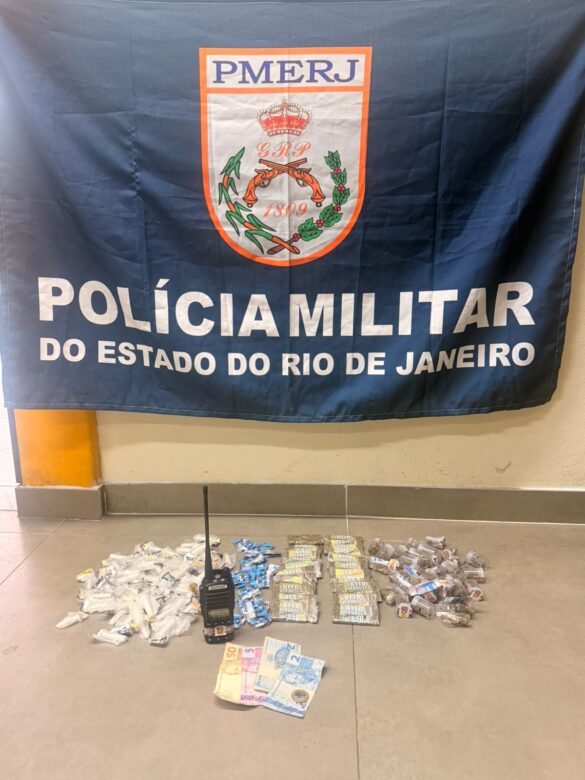 policia-militar-apreende-drogas-e-radio-comunicador-em-niteroi policia-militar-apreende-drogas-e-radio-comunicador-em-niteroi