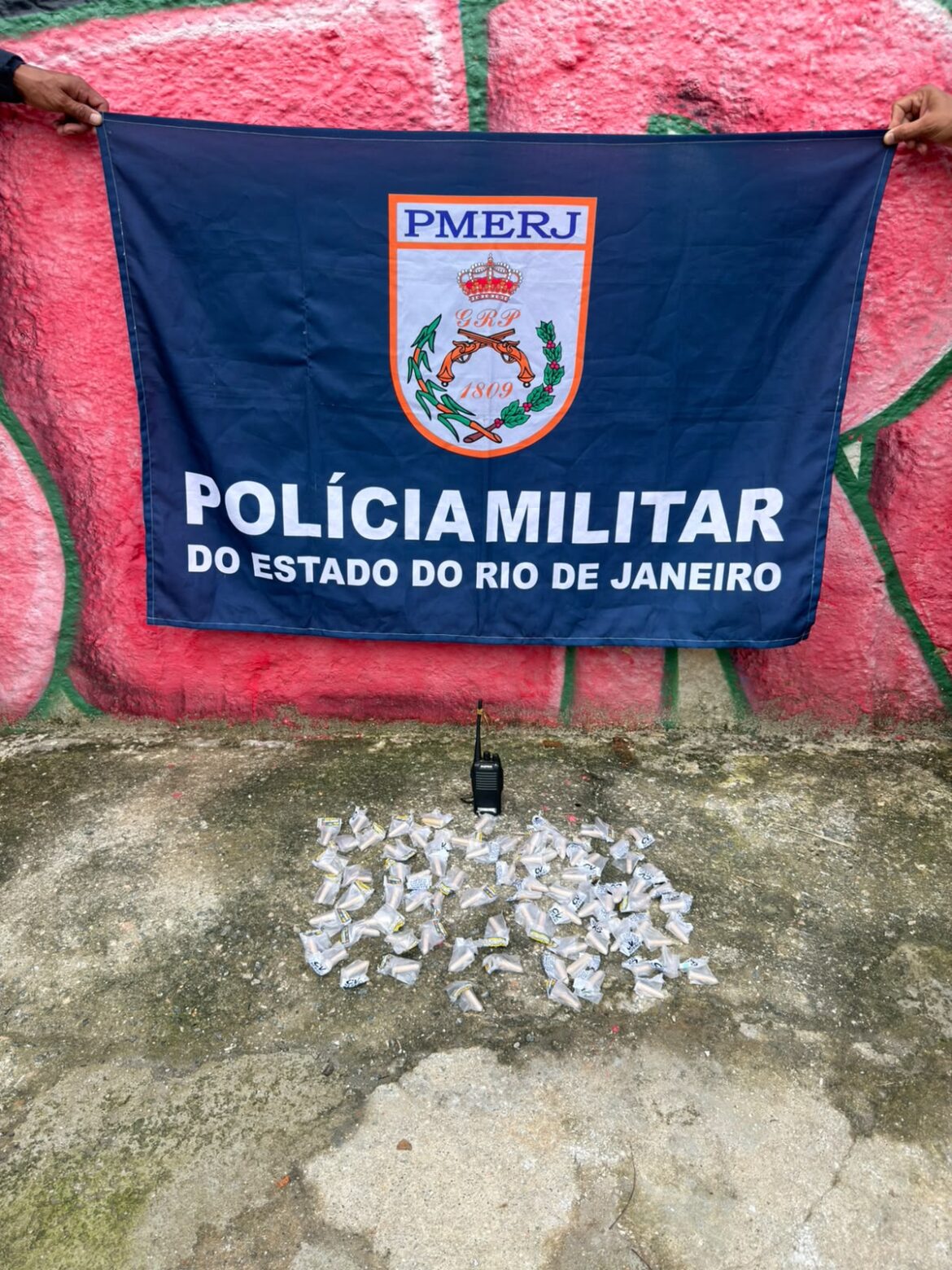 policia-militar-apreende-drogas-e-radio-transmissor-em-niteroi policia-militar-apreende-drogas-e-radio-transmissor-em-niteroi